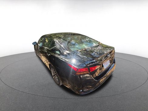 Used 2024 Nissan Altima 2.5 SV image 6