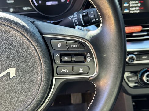 Used 2022 Kia Niro EX image 26