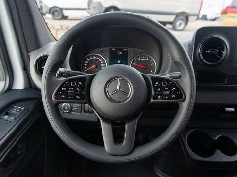 Used 2024 Mercedes-Benz Sprinter 2500 image 38