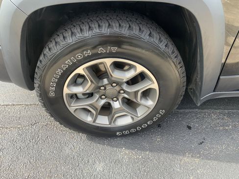 Certified 2022 Jeep Cherokee Trailhawk image 5