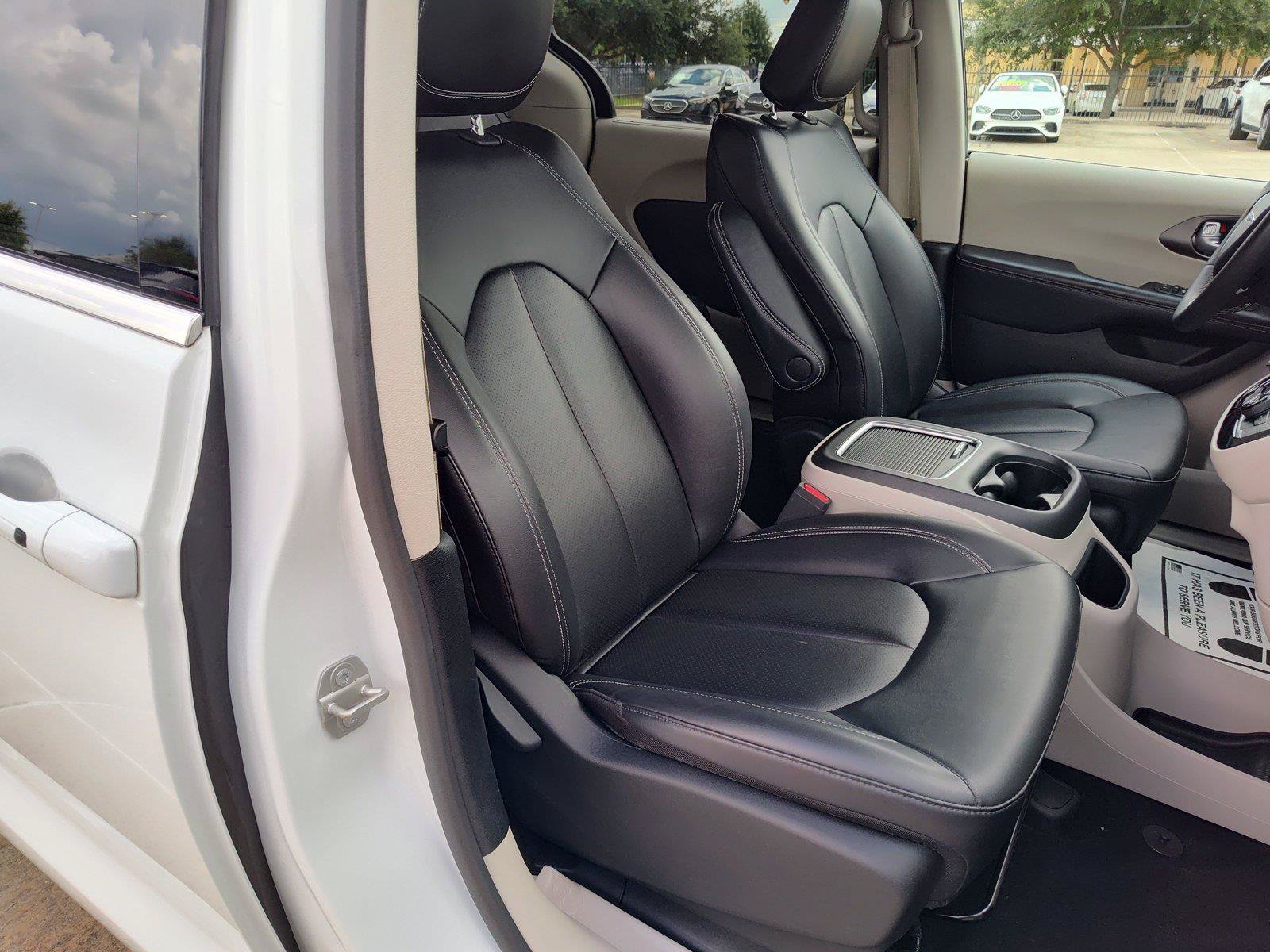 Used 2024 Chrysler Pacifica Touring-L FWD image 22