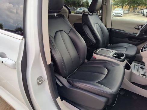 Used 2024 Chrysler Pacifica Touring-L FWD image 22