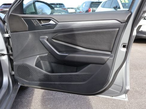 Used 2024 Volkswagen Jetta SE w/ Panoramic Sunroof Package image 9