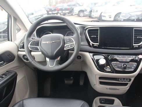 Used 2024 Chrysler Pacifica Touring-L FWD image 19