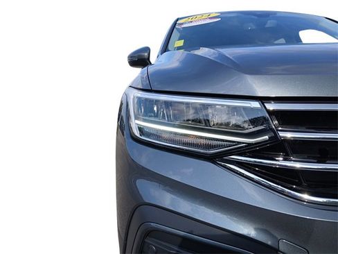 Used 2024 Volkswagen Tiguan SE w/ Panoramic Sunroof Package image 12