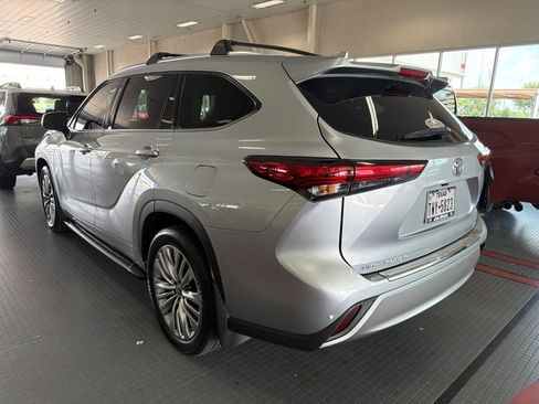 Used 2021 Toyota Highlander Platinum FWD image 2