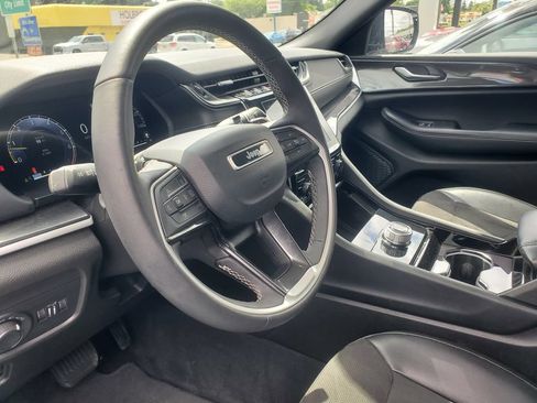 Used 2023 Jeep Grand Cherokee Altitude AWD/4WD image 11