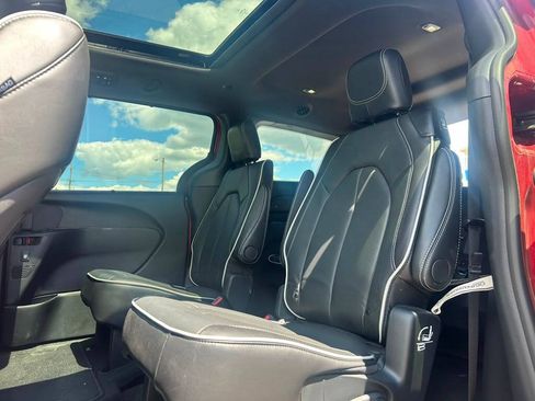 Used 2026 Chrysler Pacifica Limited FWD image 16