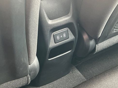 Certified 2025 Hyundai Venue SEL image 17