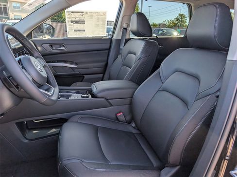 New 2025 Nissan Pathfinder SL w/ Black Appearance Package image 19