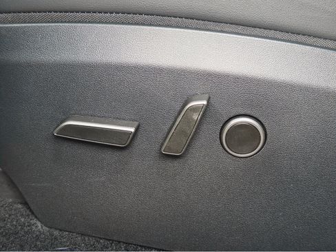 Used 2025 Tesla Model Y Long Range RWD image 6