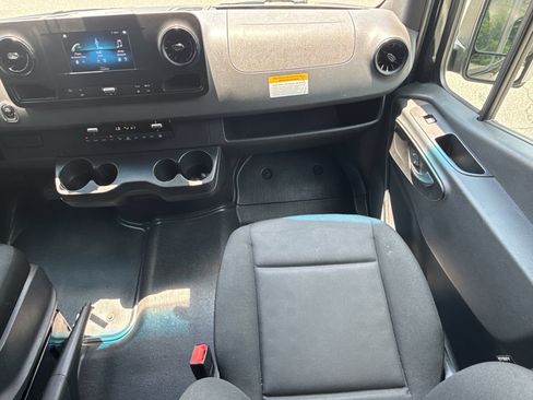 Used 2024 Mercedes-Benz Sprinter 2500 image 25