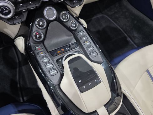 Used 2022 Aston Martin V8 Vantage Roadster image 15