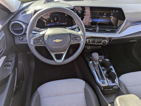 Used 2025 Chevrolet Trax LT w/ LT Convenience Package image 24