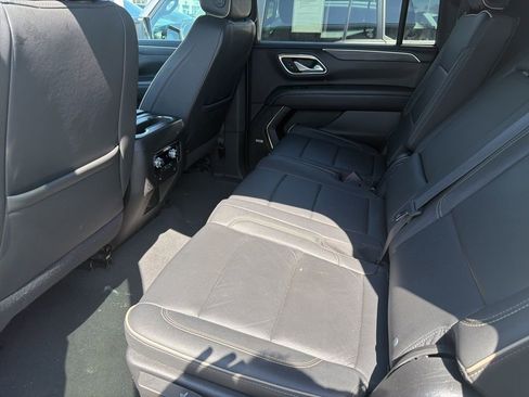 Used 2024 GMC Yukon XL SLT image 3