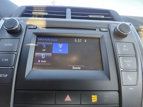 Used 2017 Toyota Camry LE image 4