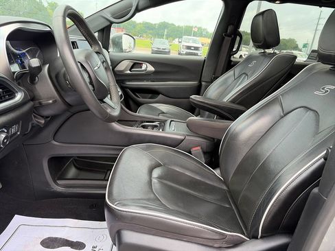 Used 2022 Chrysler Pacifica Limited w/ Uconnect Theater Family Group FWD image 17