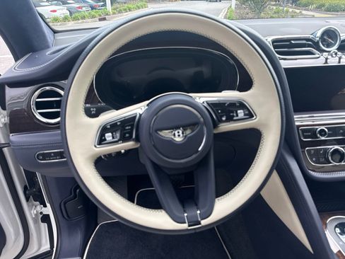 Used 2025 Bentley Bentayga AWD/4WD image 27