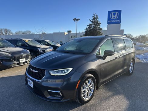 Used 2022 Chrysler Pacifica Touring-L image 1