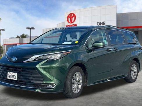 Used 2024 Toyota Sienna XLE FWD image 2