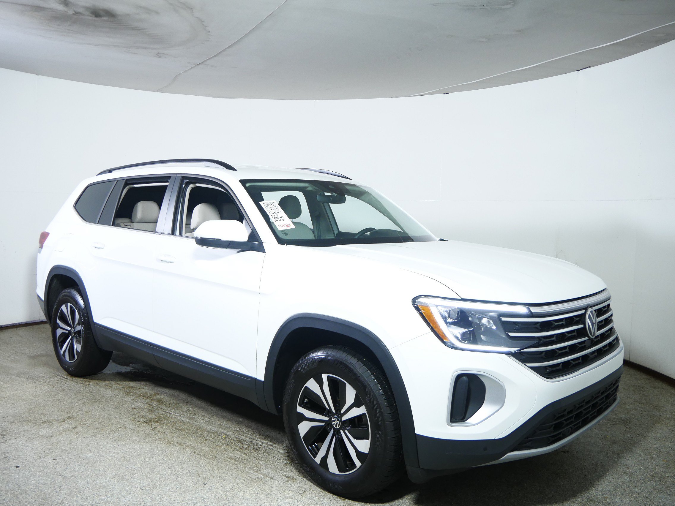 Used 2025 Volkswagen Atlas SE AWD/4WD image 1