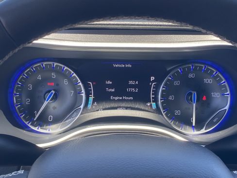 Used 2024 Chrysler Pacifica Touring-L FWD image 28