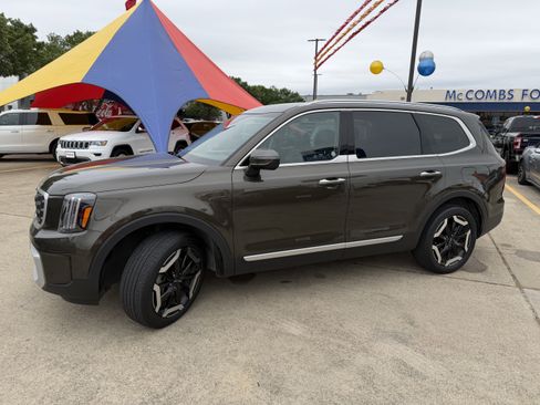 Used 2025 Kia Telluride S FWD image 11