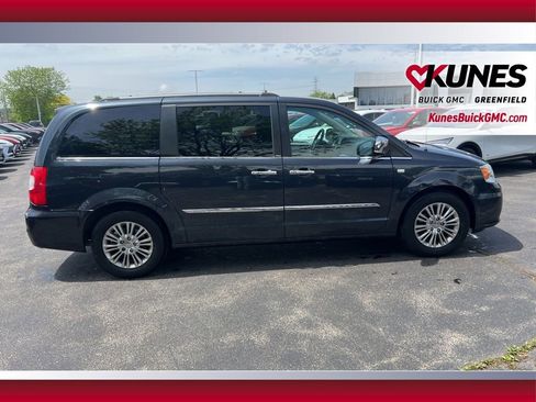 Used 2014 Chrysler Town & Country Touring-L FWD image 4