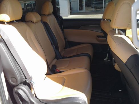 Used 2022 Kia Carnival LX FWD image 11