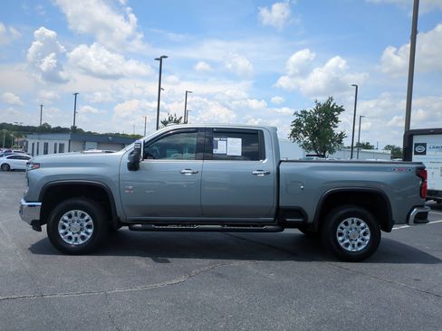 Used 2025 Chevrolet Silverado 2500 LTZ w/ LTZ Convenience Package AWD/4WD image 7
