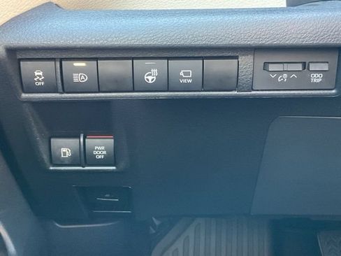Used 2022 Toyota Sienna Platinum AWD/4WD image 38