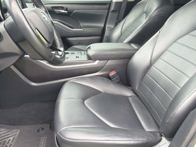 Used 2021 Toyota Highlander XLE AWD/4WD image 18