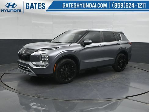 Used 2022 Mitsubishi Outlander SE AWD/4WD image 6