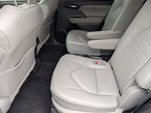 Used 2021 Toyota Highlander XLE image 10