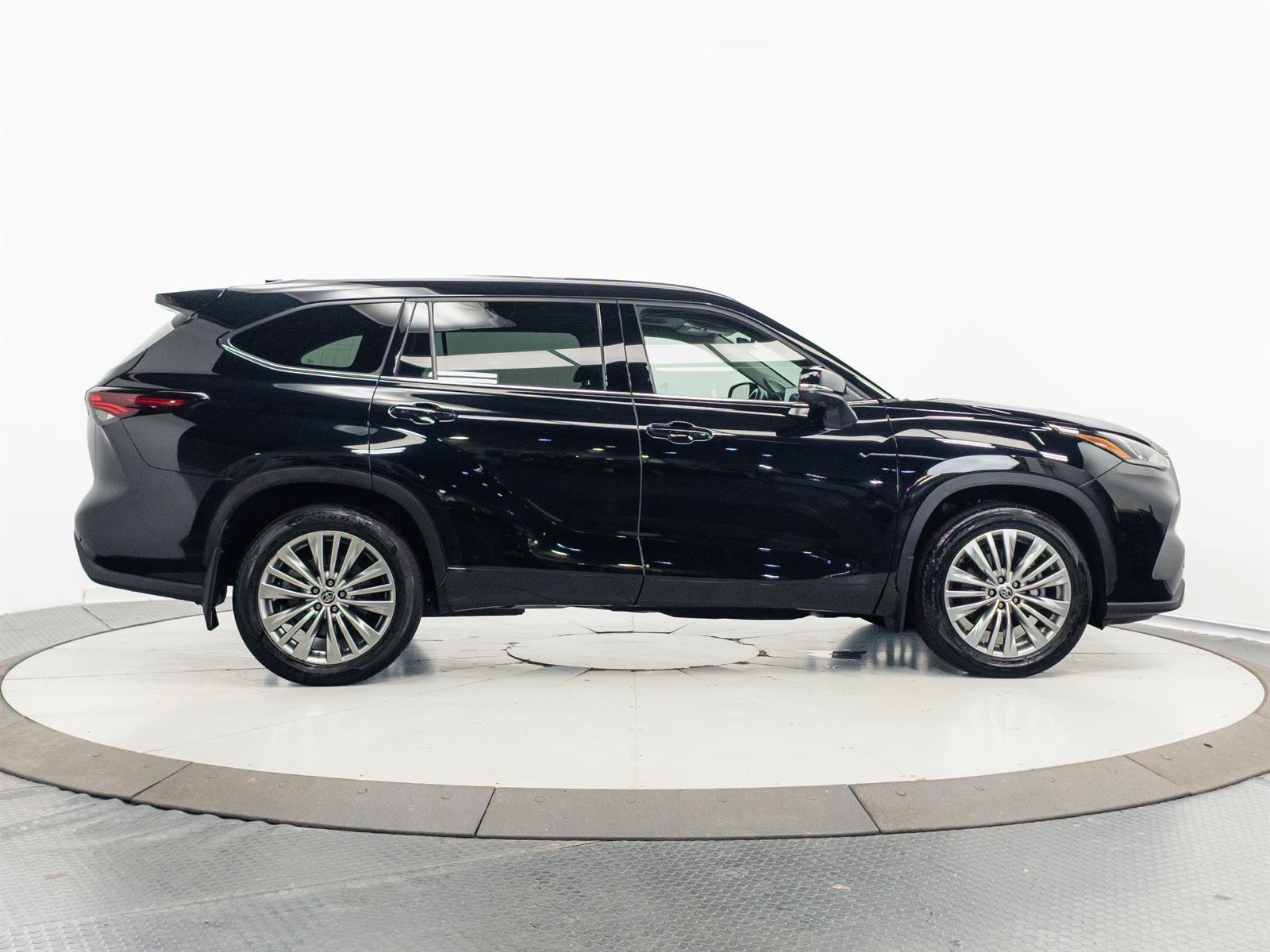 Used 2024 Toyota Highlander Platinum AWD/4WD image 14