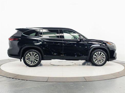 Certified 2024 Toyota Highlander Platinum AWD/4WD image 14