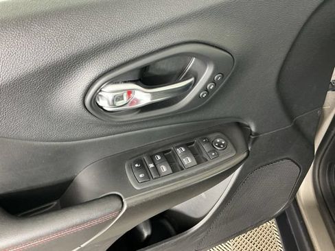 Used 2020 Jeep Cherokee Trailhawk AWD/4WD image 13