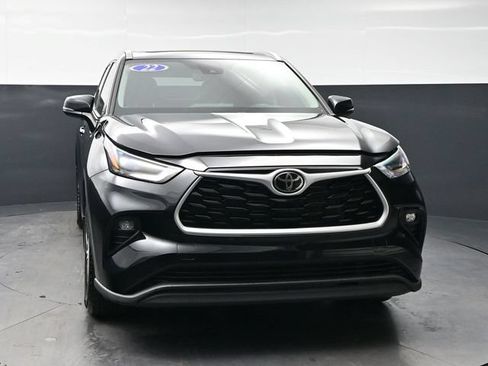 Used 2022 Toyota Highlander XLE AWD/4WD image 2