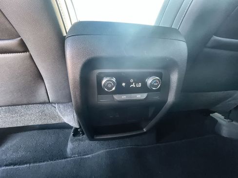 Used 2025 Chevrolet Traverse LT image 21