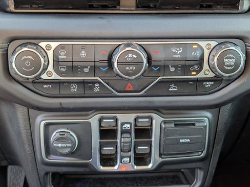 Used 2025 Jeep Wrangler Unlimited Sahara AWD/4WD image 22