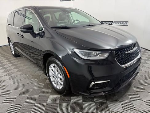 Used 2023 Chrysler Pacifica Touring-L FWD image 8