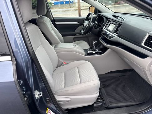 Used 2019 Toyota Highlander LE AWD/4WD image 40