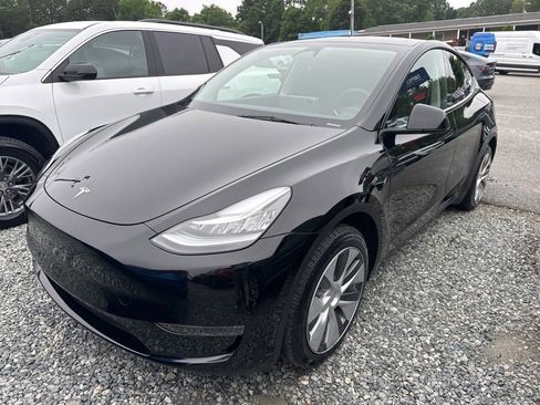Used 2023 Tesla Model Y AWD image 1