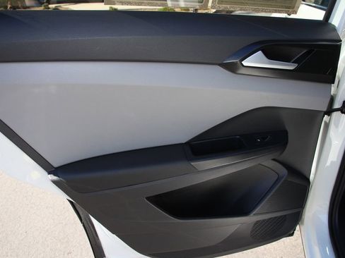 Used 2023 Volkswagen Taos SE image 20