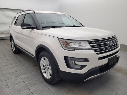Used 2017 Ford Explorer XLT w/ Equipment Group 202A FWD image 13
