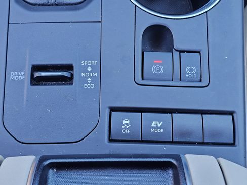 Used 2021 Toyota Highlander XLE image 28