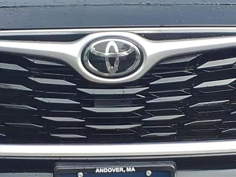 Used 2022 Toyota Highlander XLE image 4