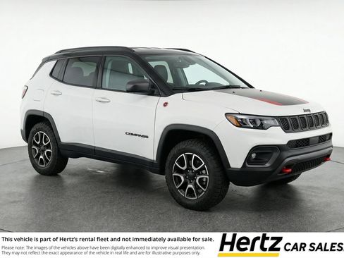 Used 2025 Jeep Compass Trailhawk AWD/4WD image 1