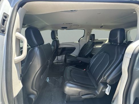 Certified 2024 Chrysler Pacifica Touring-L FWD image 23