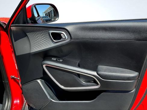 Used 2023 Kia Soul LX w/ LX Technology Package FWD image 25